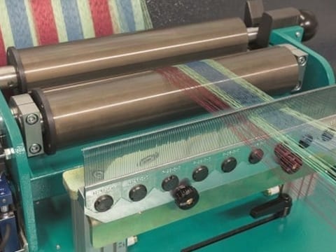 Warping carriage for accurate positioning of the yarn sheet on the warping drum